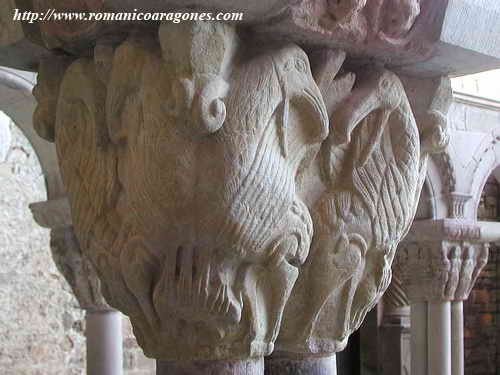 DETALLE GRIFOS CON CABRITILLO EN SUS GARRAS